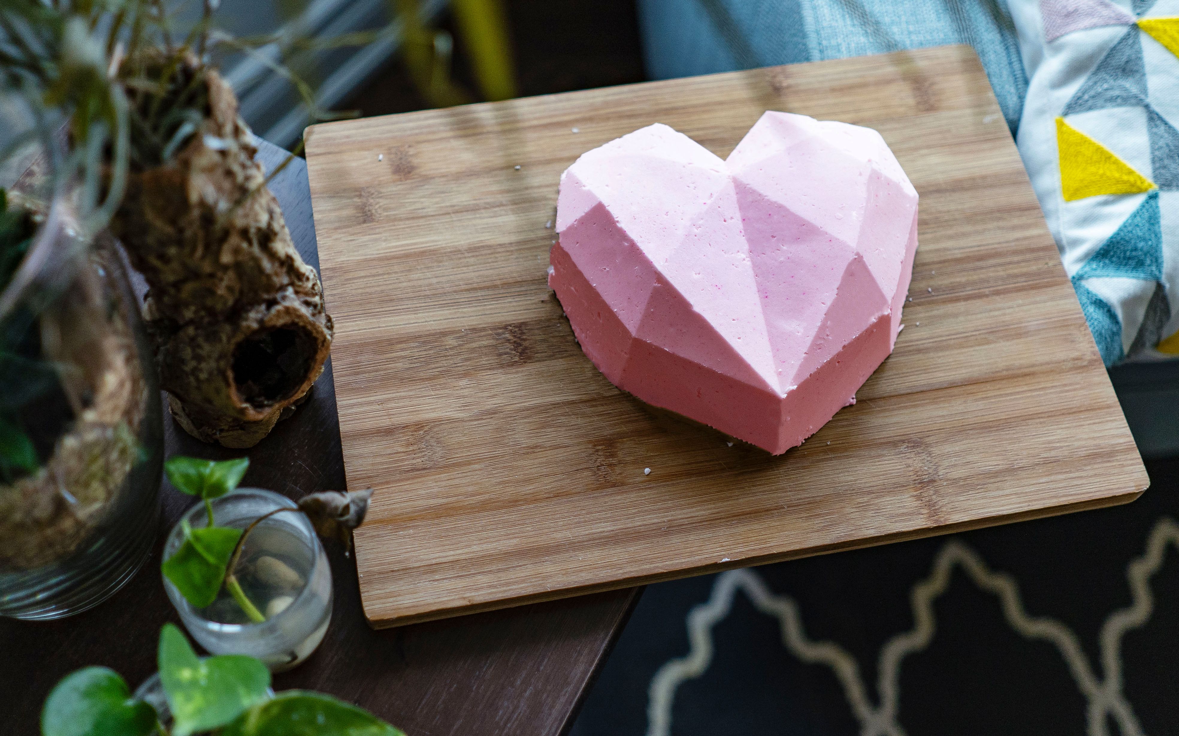 老婆过生日,心形慕斯蛋糕能弥补我"租了件风衣" 送她么?