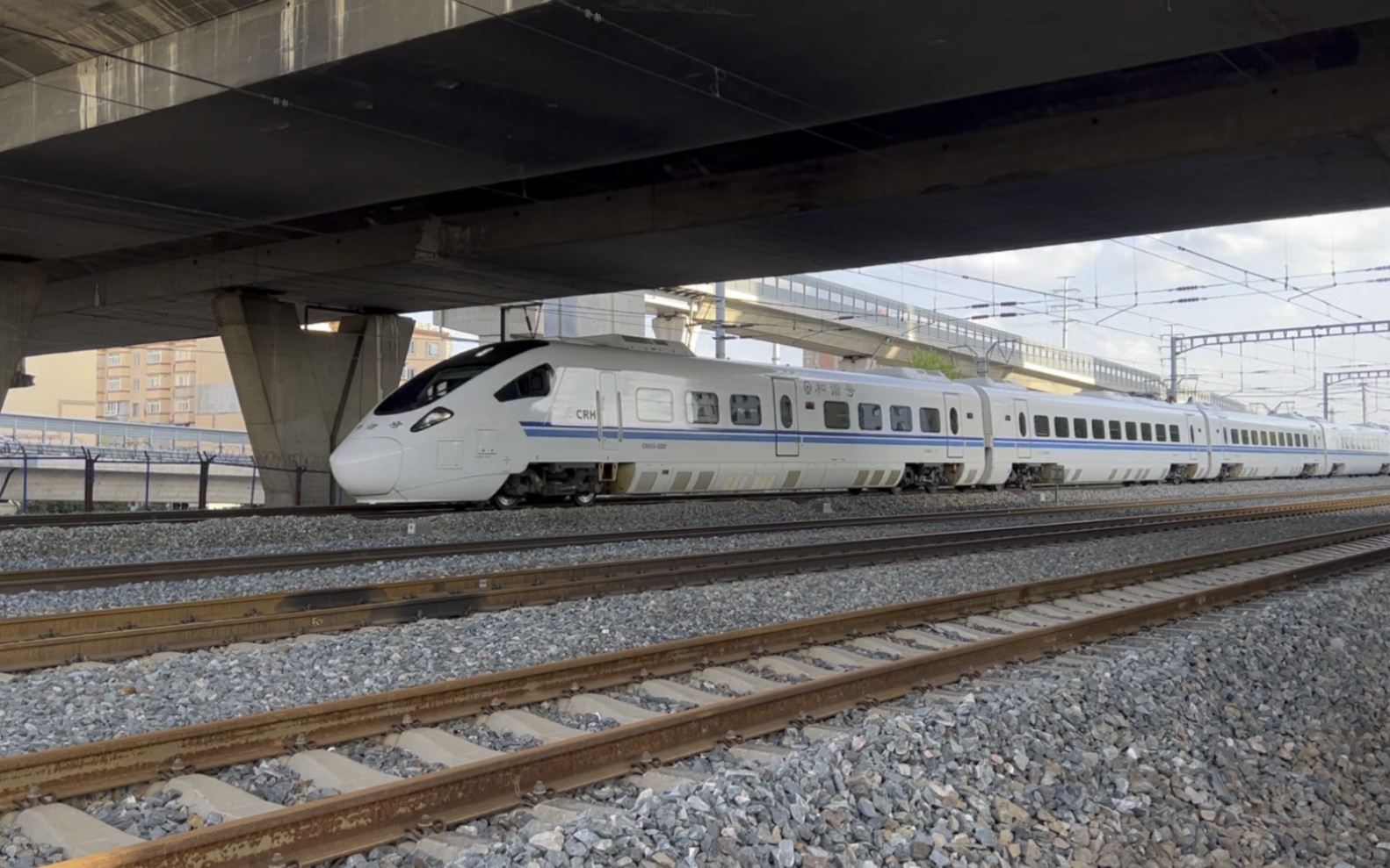 crh3a-0302担当d7728次(大连北—沈阳)通过沈铁火车头佳园