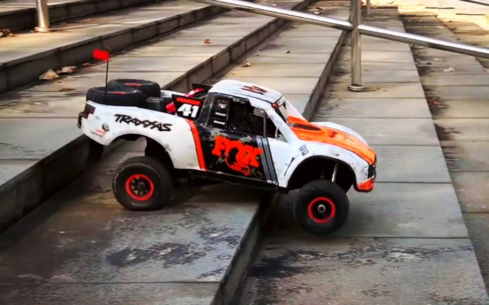 traxxas udr短卡下台阶之王!