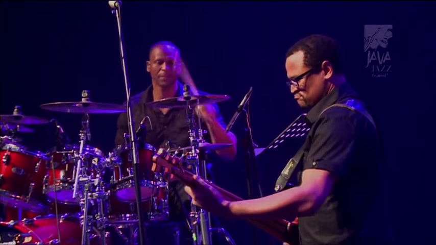 风中摇曳的JAZZ~年度版~Earl Klugh Live at Java Jazz Festival 2013  YouTube哔哩哔哩bilibili