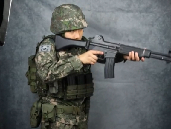 韩国陆军花岗岩迷彩战术装备,k2步枪84年服役至今.