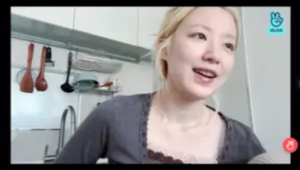 跟經紀人要護照的舒舒～難怪公司每年都要問舒舒還回來嗎～ps孩子們的直播真的是連續劇哈哈