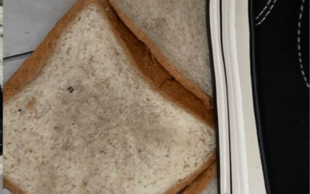 (怡)过期面包用来擦鞋底最合适啦