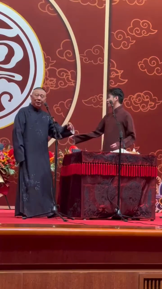 张小辫儿在师傅面前打鼓