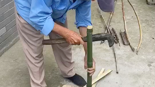 80岁外公15秒劈开竹子全过程_哔哩哔哩_bilibili