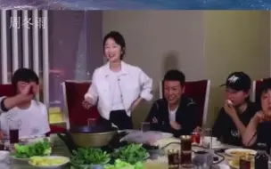 Descargar video: 看女星减肥食谱，周冬雨早餐天天吃火锅，关晓彤顿顿粗粮过午不食