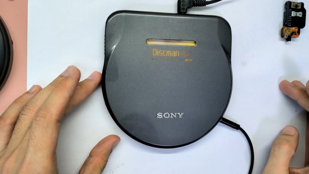 SONY D777是索尼公司1994年精心打造的王牌产品,一出厂就好评如潮.D777最大的特点就是动感十足,它的音色发暖,听起来很舒服.哔哩哔哩bilibili