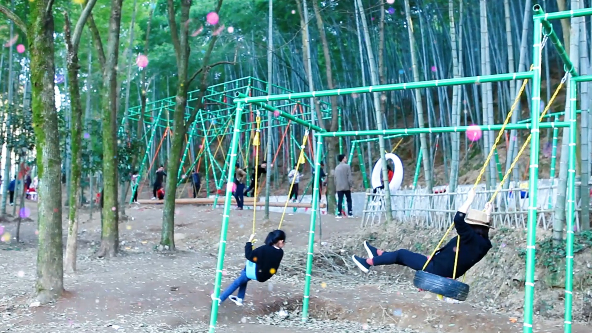 春风吹秋千起摇呀摇欢声笑语一处竹