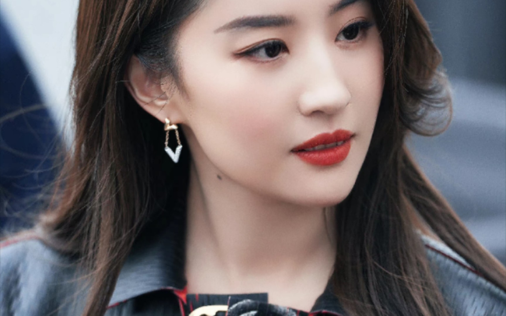 来看巴黎时装周路人镜头下的刘亦菲,这怼脸拍我看多少遍都不会腻