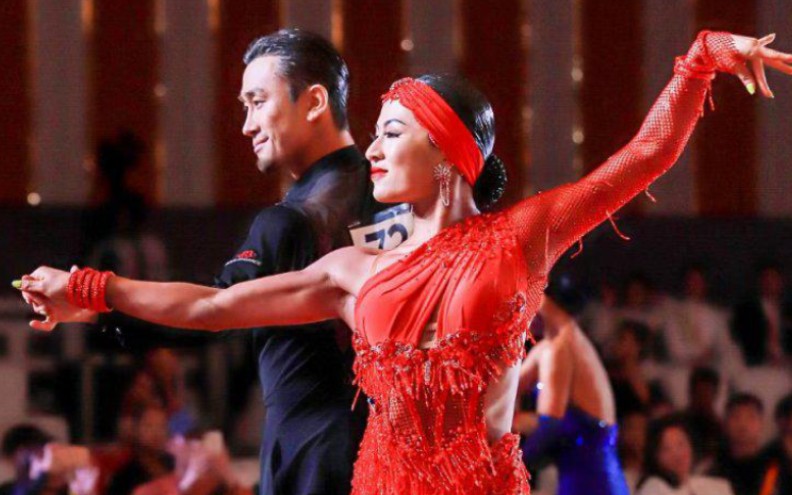 唐艺铭&黄馨仪 精彩斗牛表演