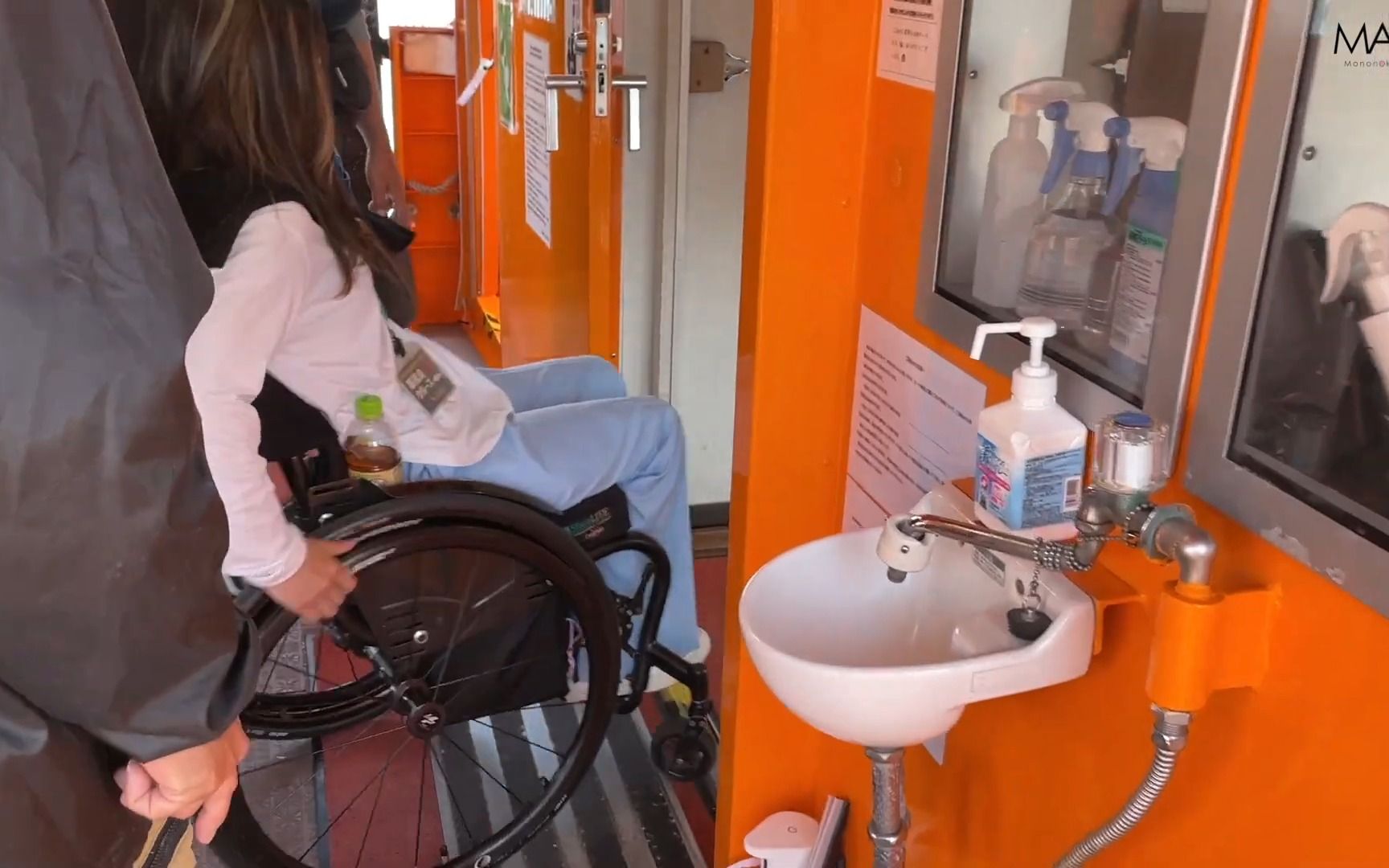 坐轮椅体验东京的人口密度