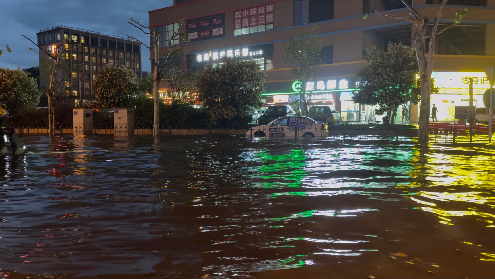 武汉下暴雨,路面积水开车跟开船一样