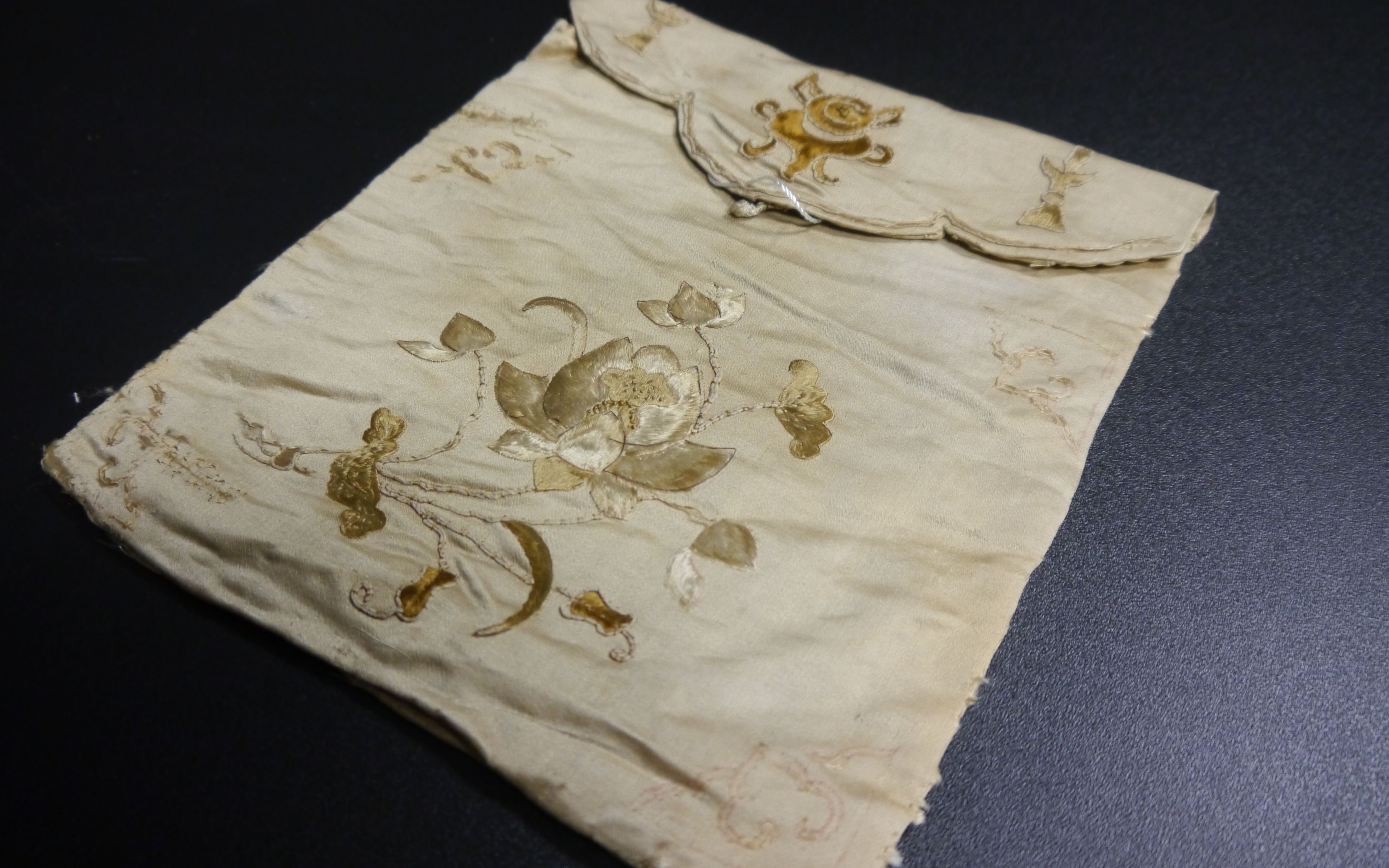 【丝路百馆百物】江阴市博物馆-明代丝质刺绣莲花纹香袋