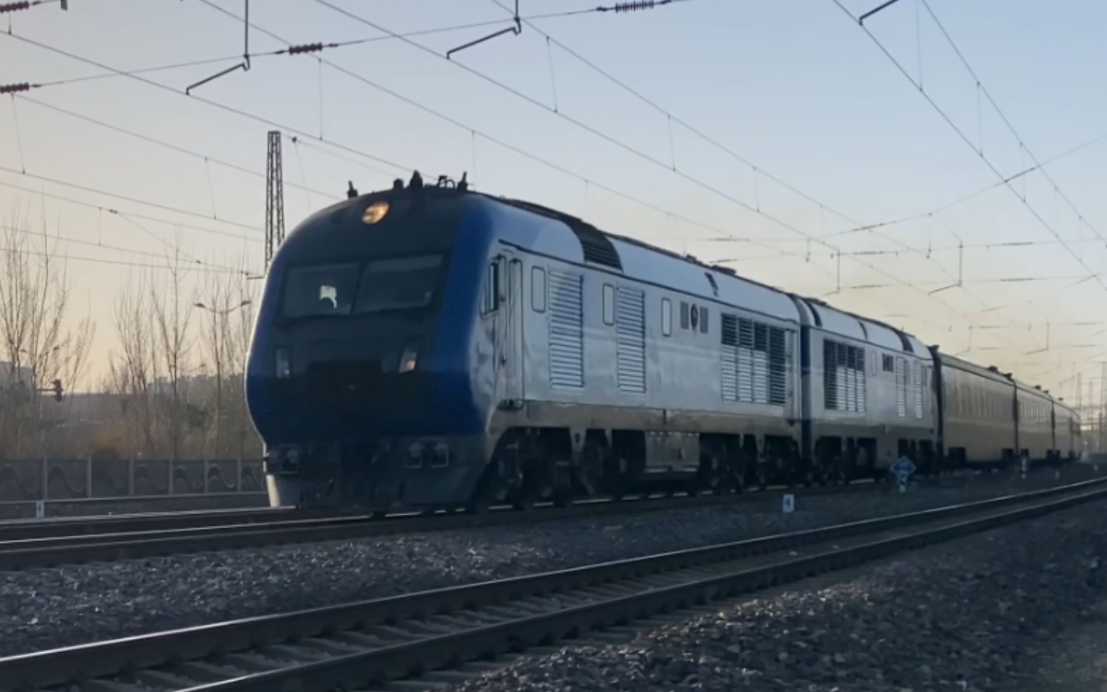 中国铁路疫情下坚守岗位的猪头z226次通过黄村站