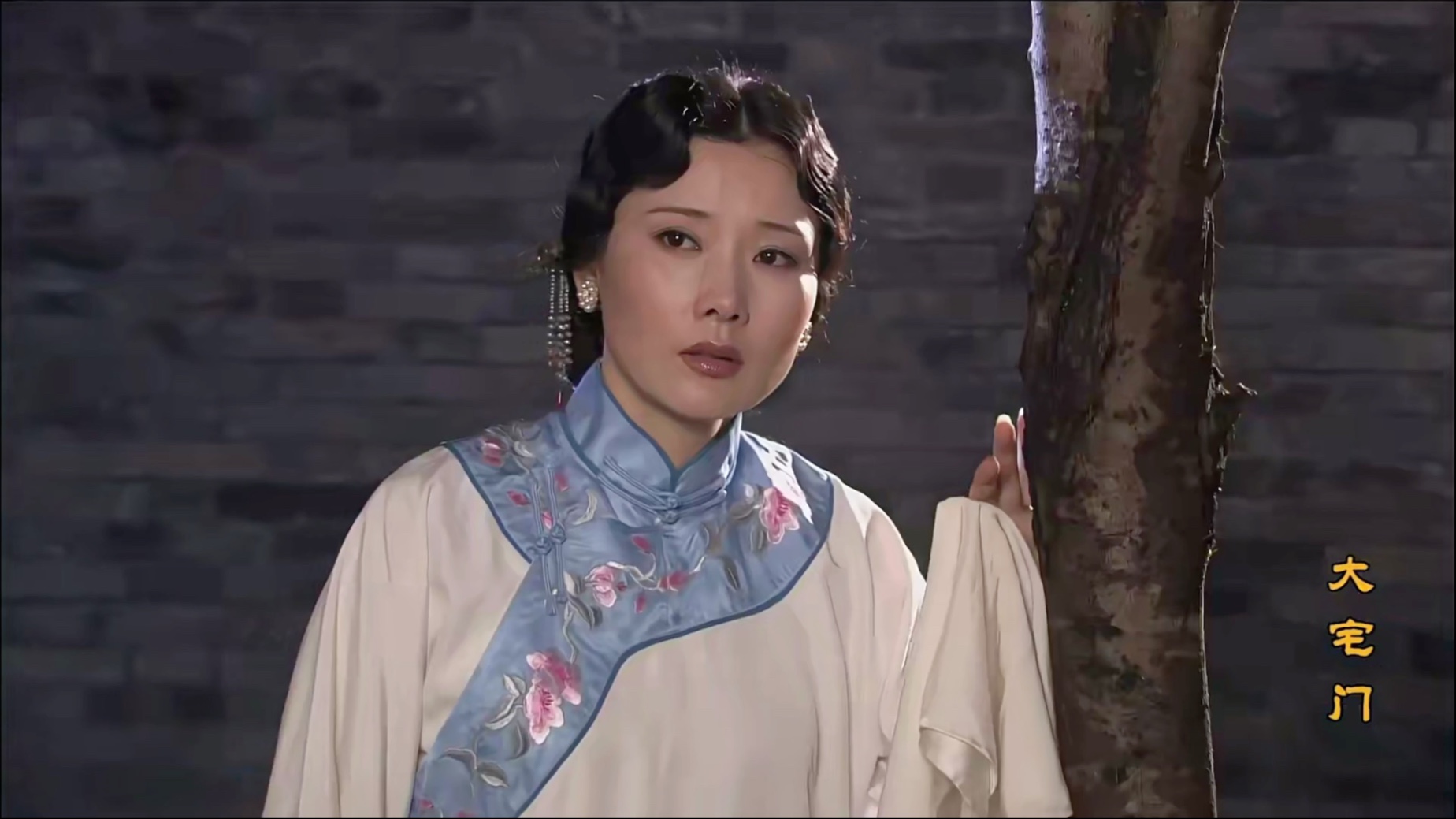 可怜的杨九红只能隔着门偷看女儿