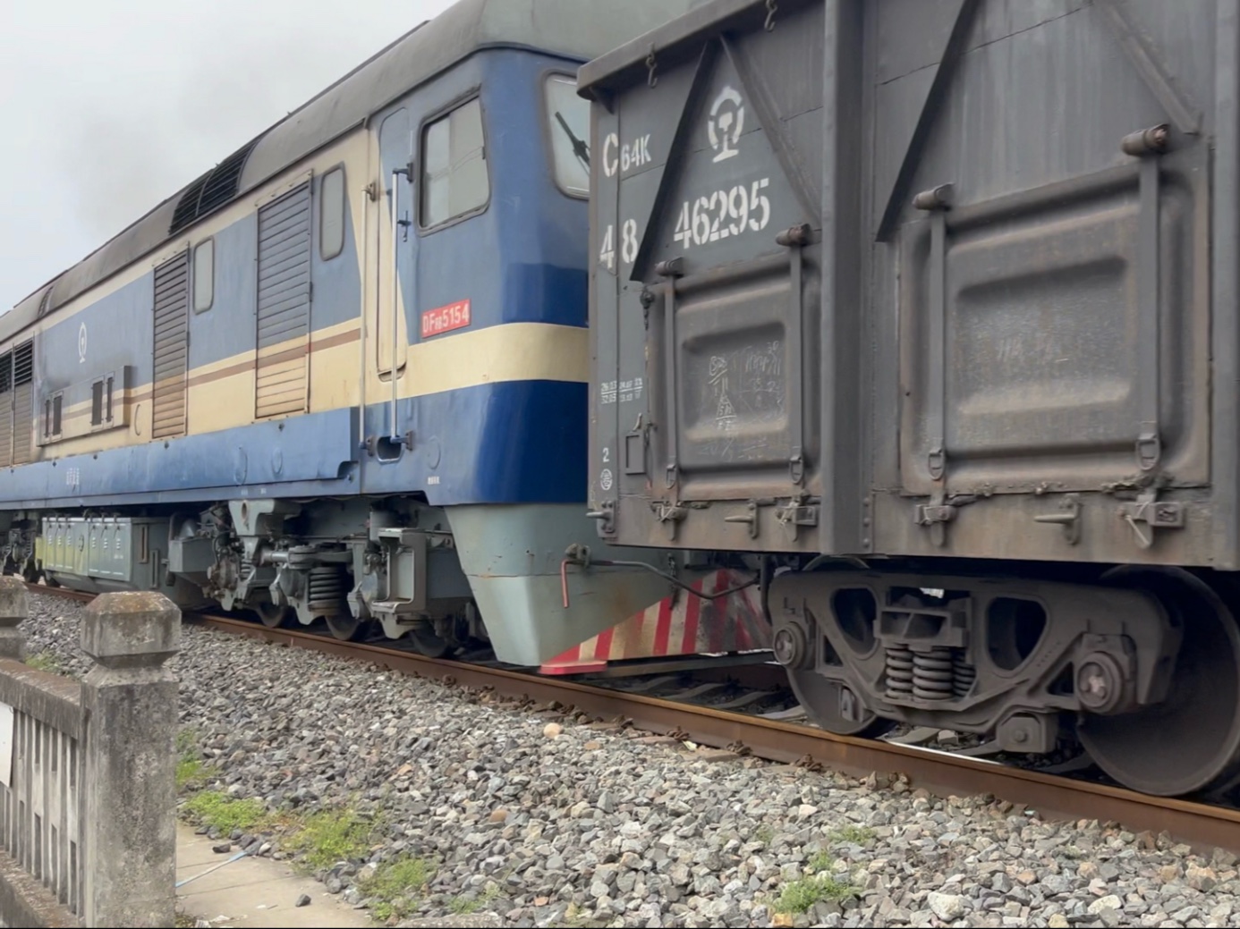 成局成段df8b 5154牵引23节车厢经广岳线去什邡站方向