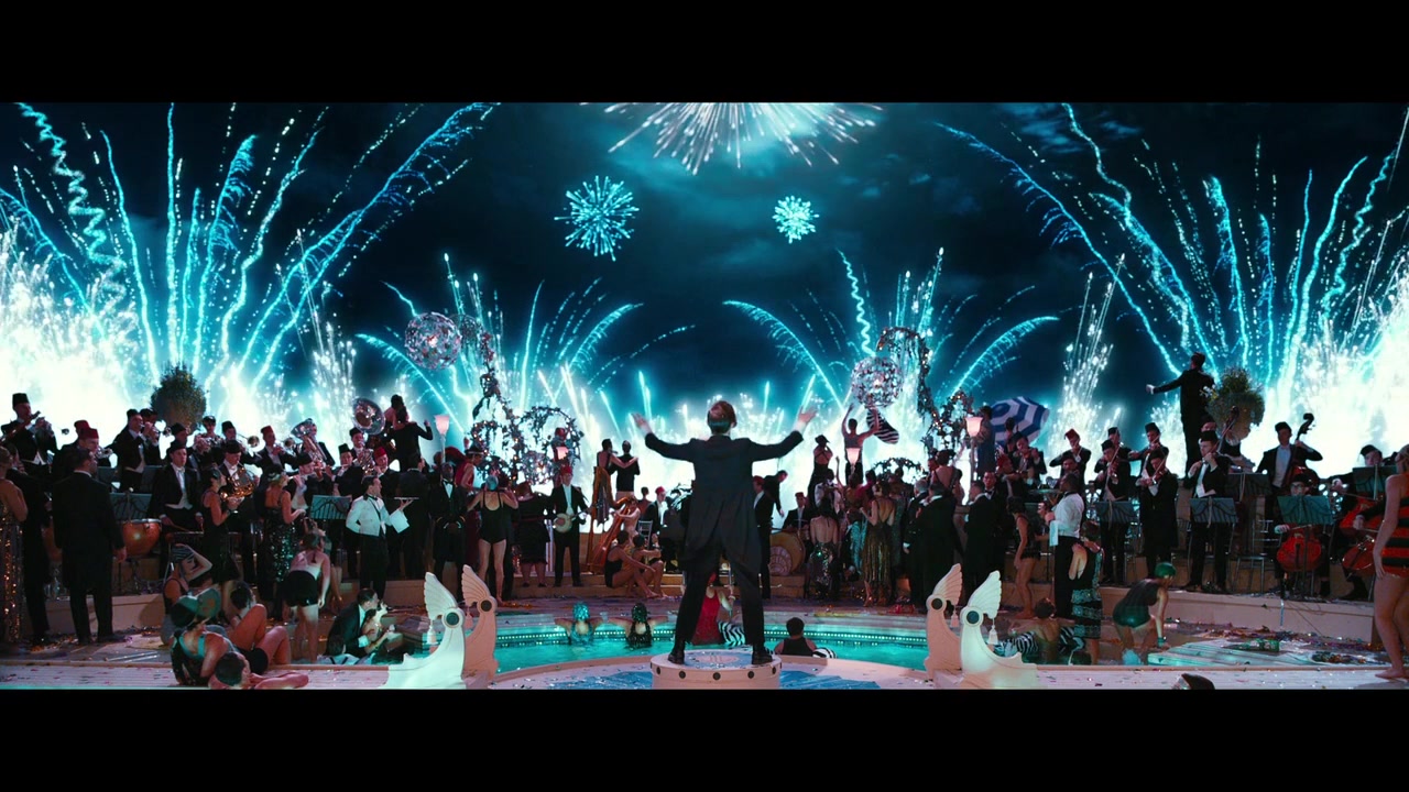 了不起的盖茨比-小李子饰演的盖茨比在烟花背景中帅气登场