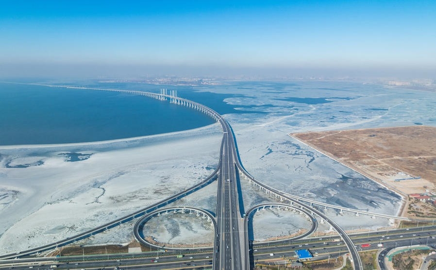 胶州湾大桥一夜冰冻