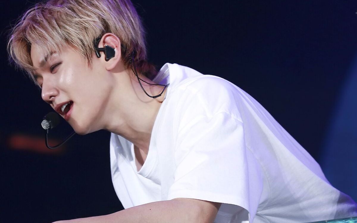 边伯贤蕾伊跳舞就要抓着自己最自信的地方配着凶狠的小表情也是让我很