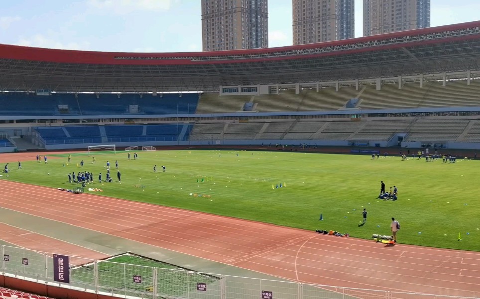 小球员们正顶着夏日的炎炎烈日,在拓东体育馆练球.