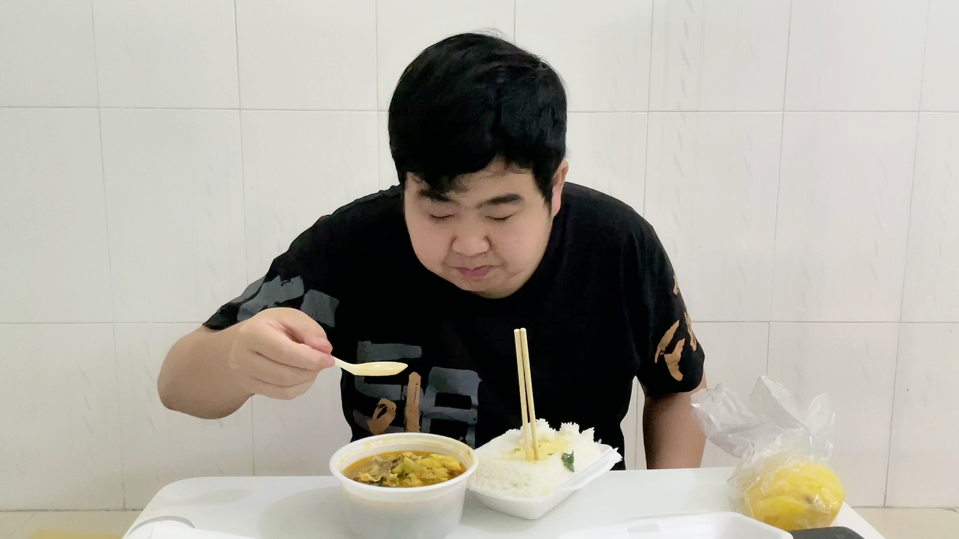 两百斤的胖子减肥第6天,已廋一公斤.午饭吃手撕鸡汤饭.