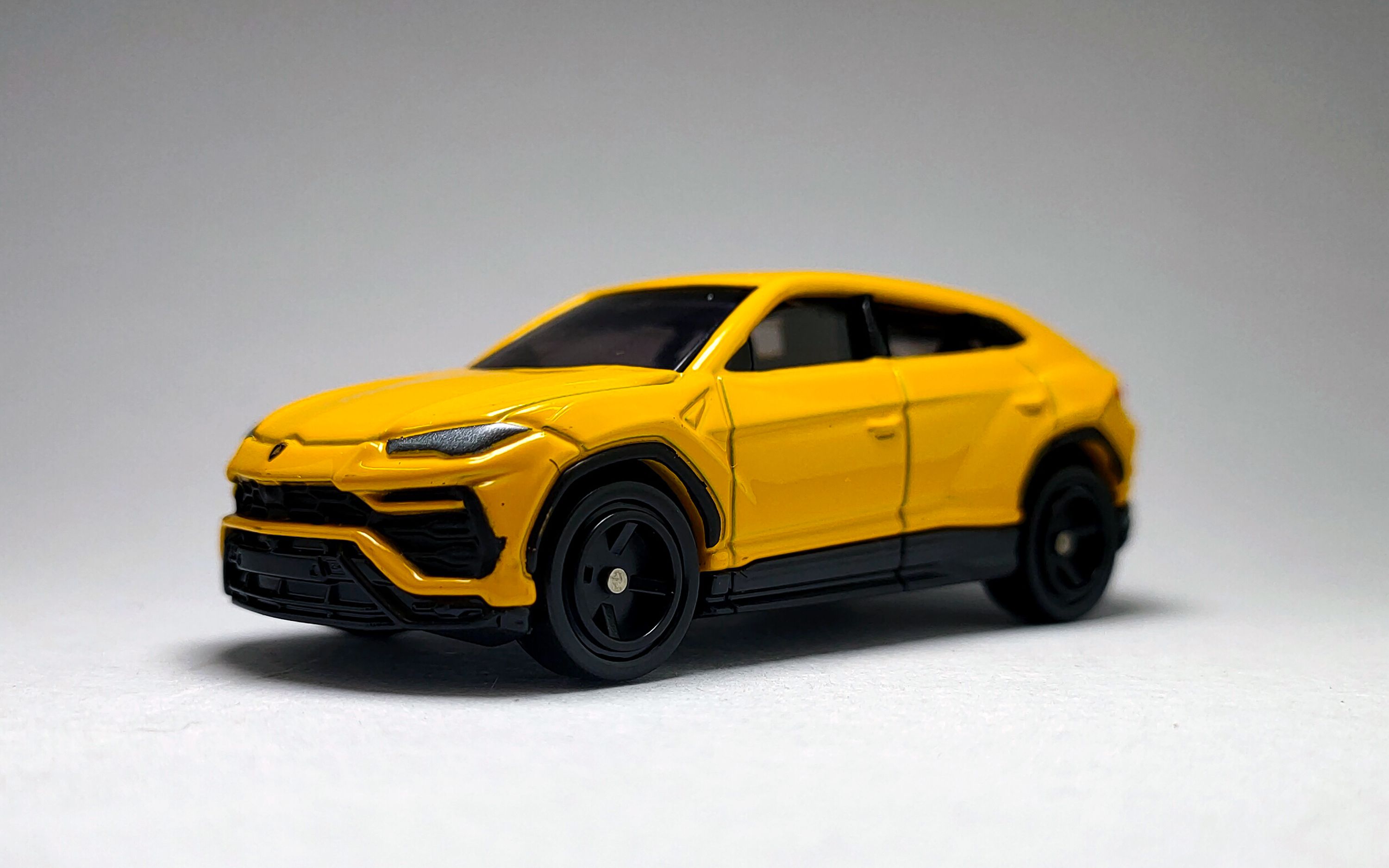 一分钟玩具开盒-抛瓦!多美卡红白盒兰博基尼urus开盒把玩评测_哔哩哔