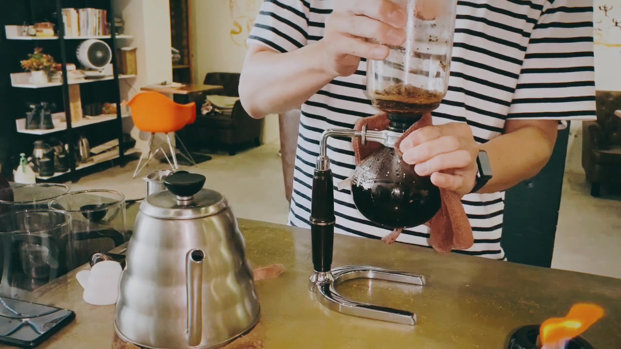 手冲咖啡虹吸壶法压壶操作演示