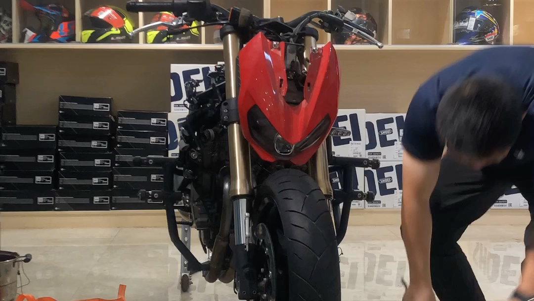 qj摩托追600 安装前轮和减震