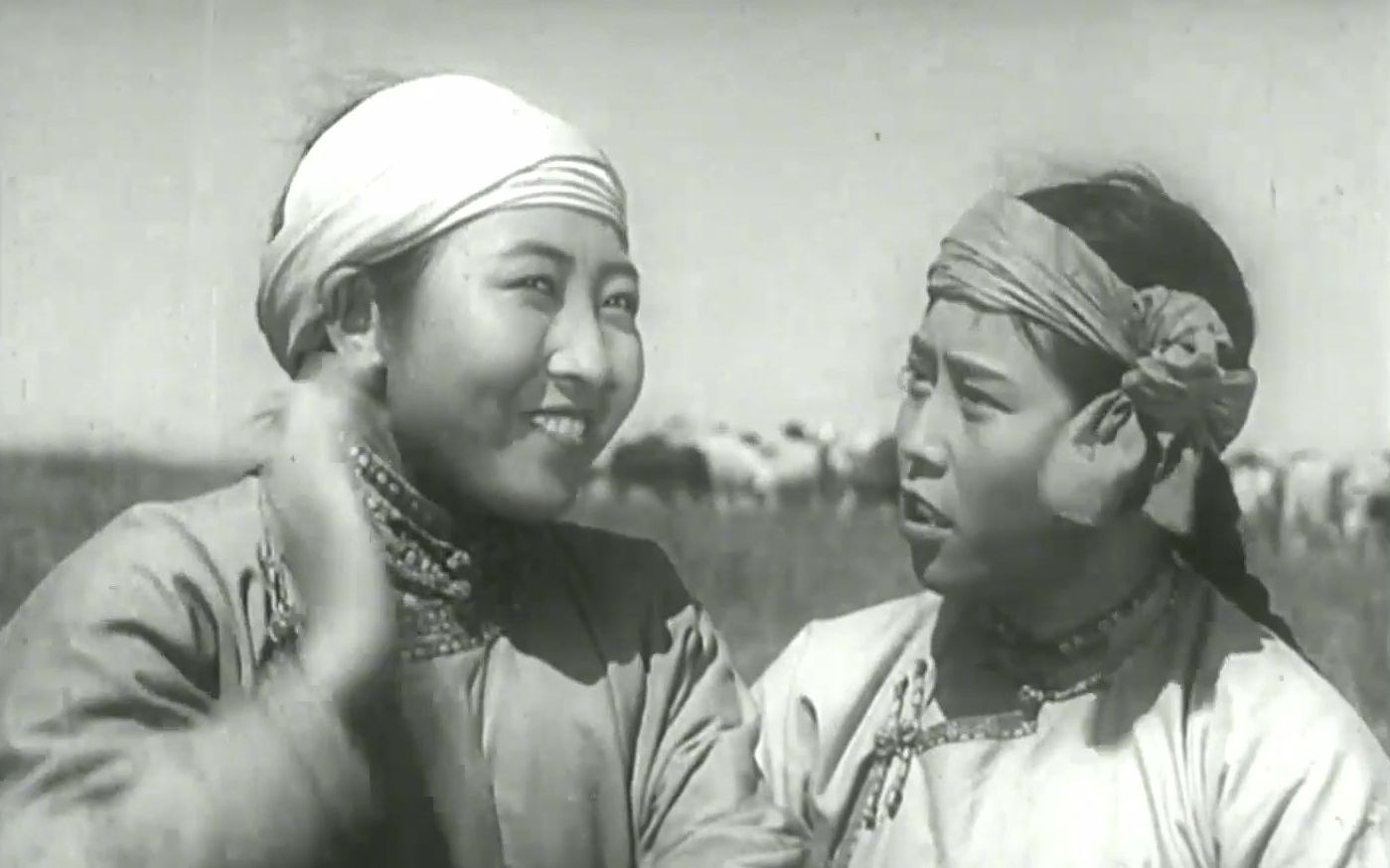 [图]怀旧电影《草原上的人们》1953年 导演: 徐韬 编剧: 海默 / 玛拉沁夫 / 达木林 主演: 乌日娜 / 恩和森 / 朝鲁 / 树海