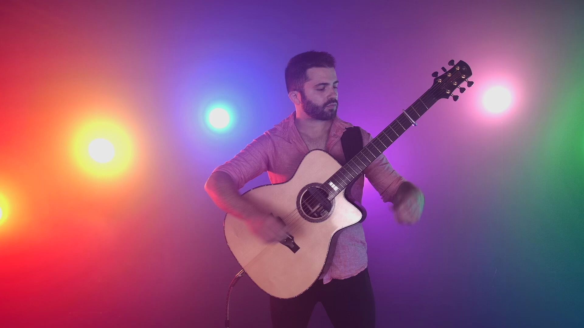 意大利指弹怪才luca stricagnoli吉他弹奏i feel it coming!