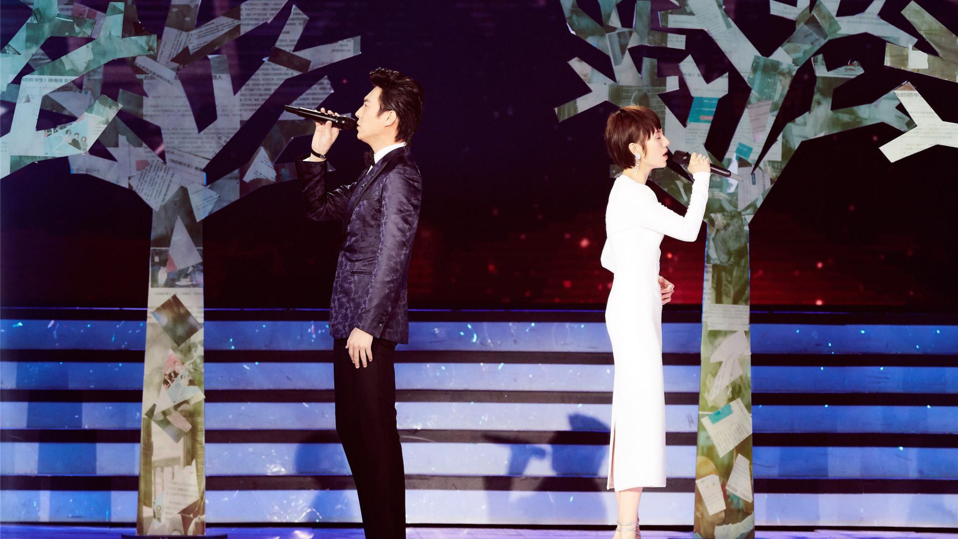 靳东唱歌到底多迷人?和袁泉对唱《当爱已成往事》,一开口太甜了