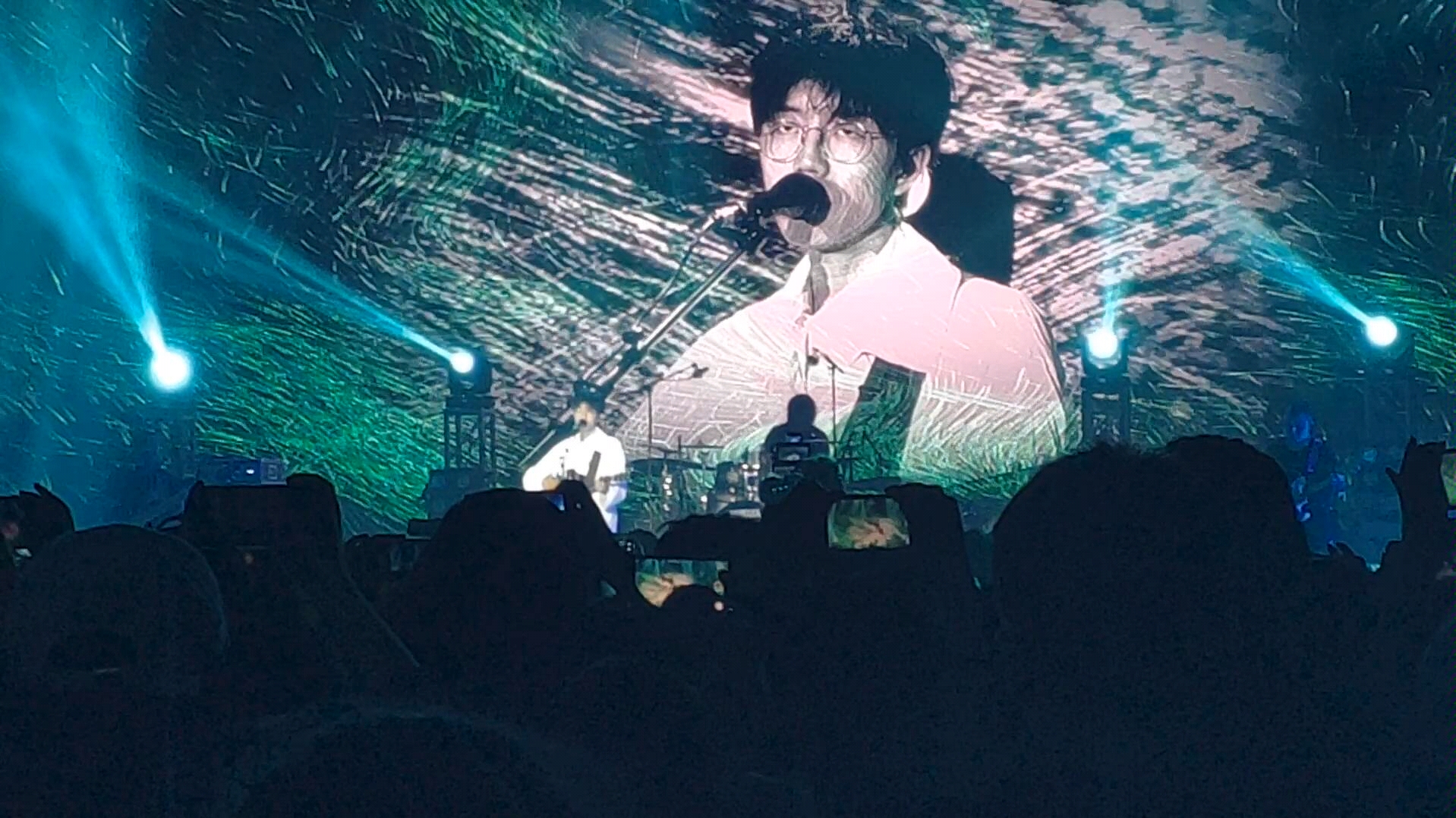 在现场听陈鸿宇唱歌是一种什么样的体验?