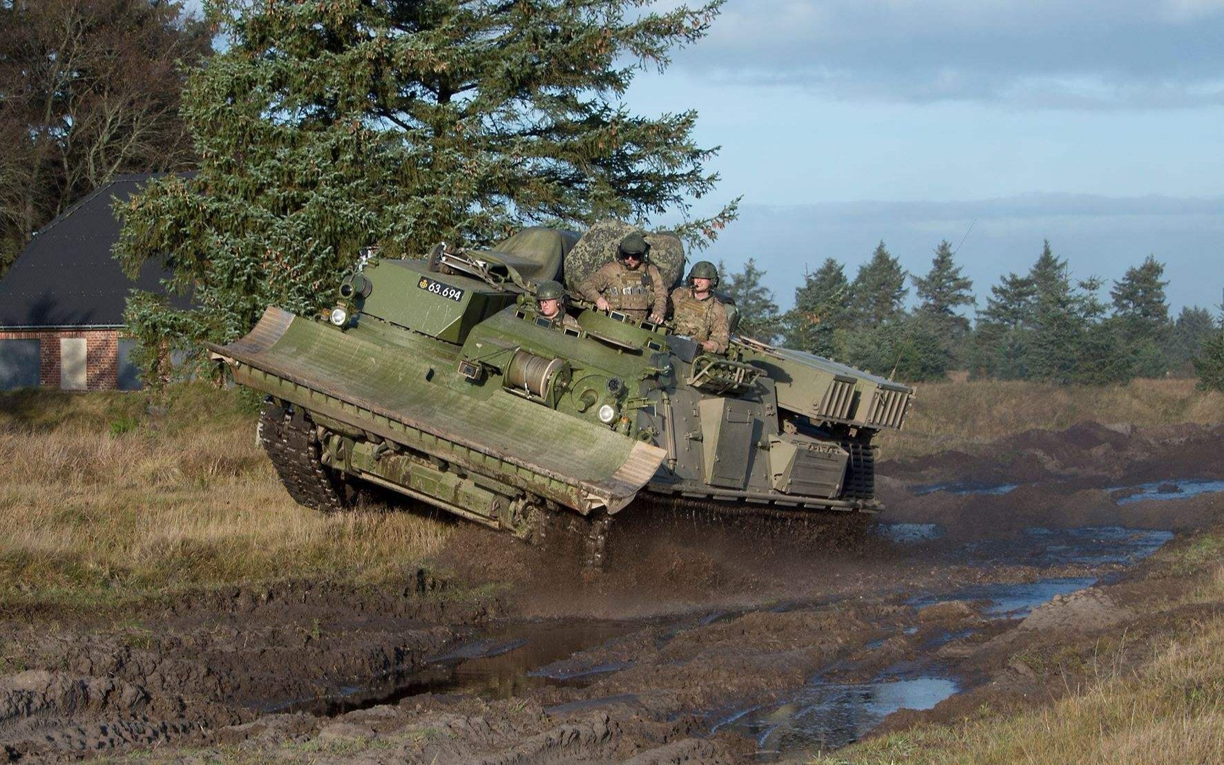 德国豹式装甲工程车换履带,中国挖机师傅看后,表示效率太低了!