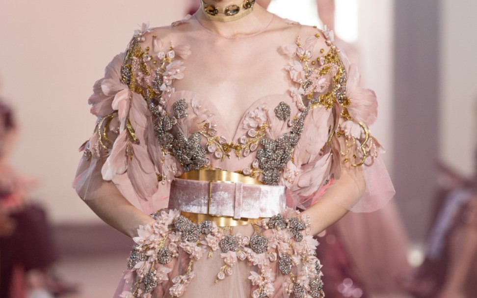 谁能拒绝的了这么华丽的裙子呢