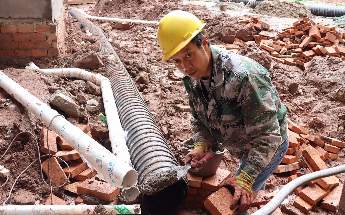 农民工川哥:下水道不好砌,川哥第一次做就翻车,圆的差点做扁了哔哩哔哩bilibili