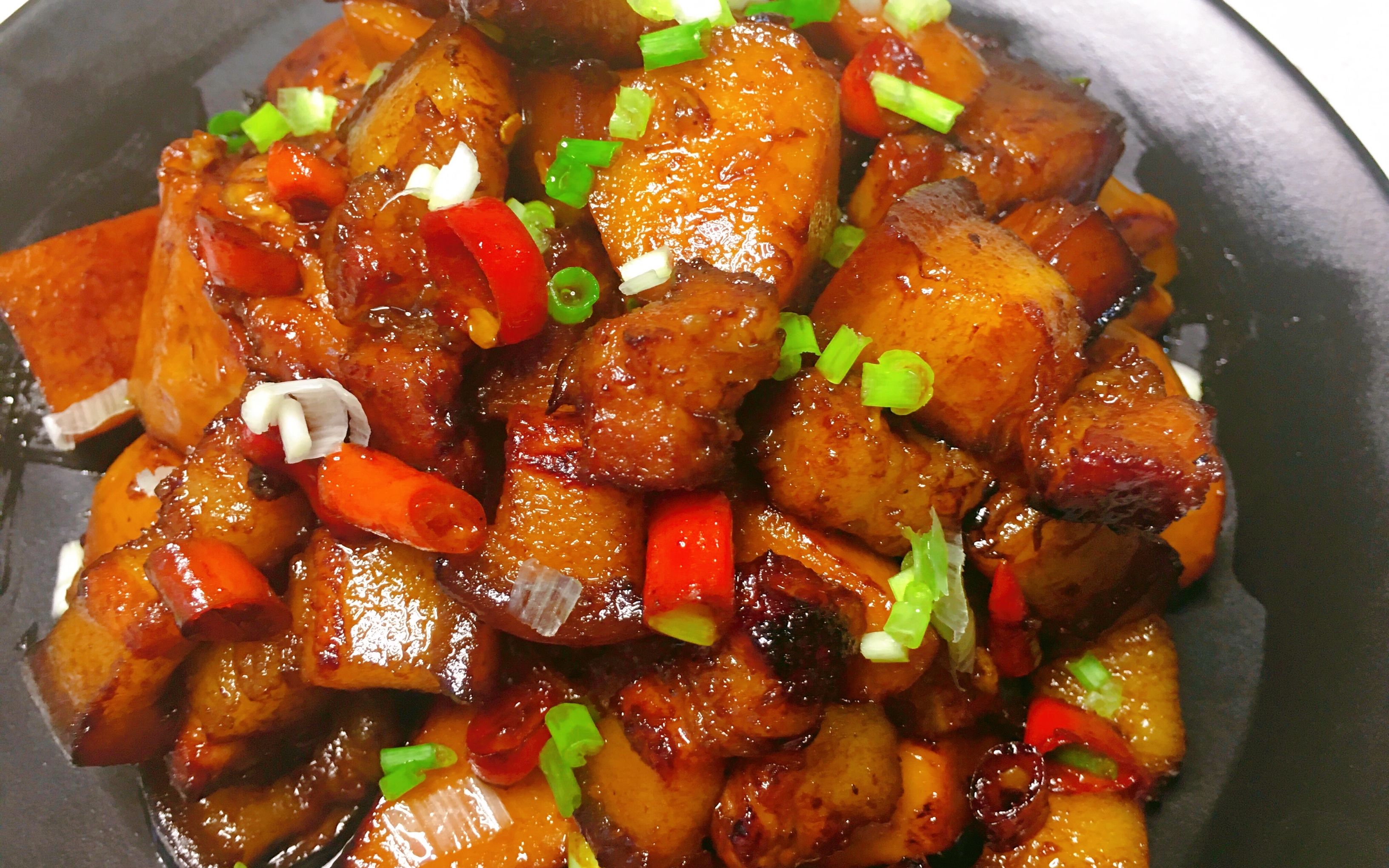 红烧肉焖芋头的家常做法,色泽红润,肥而不腻,吃一次念念不忘!