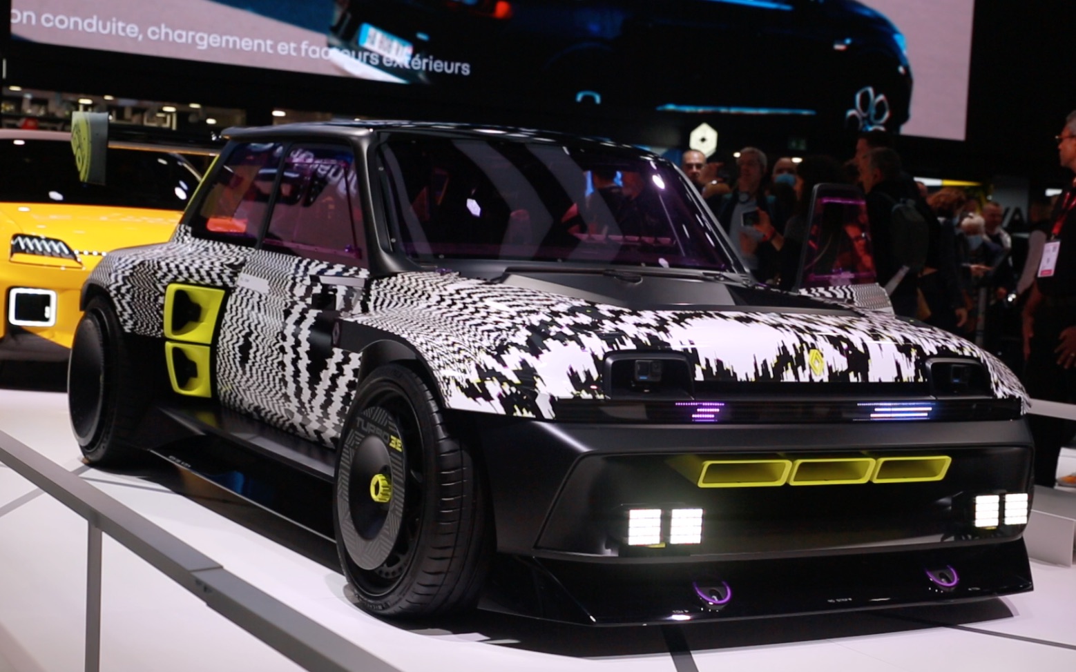 巴黎车展-renault r5 turbo 3e正侧视角