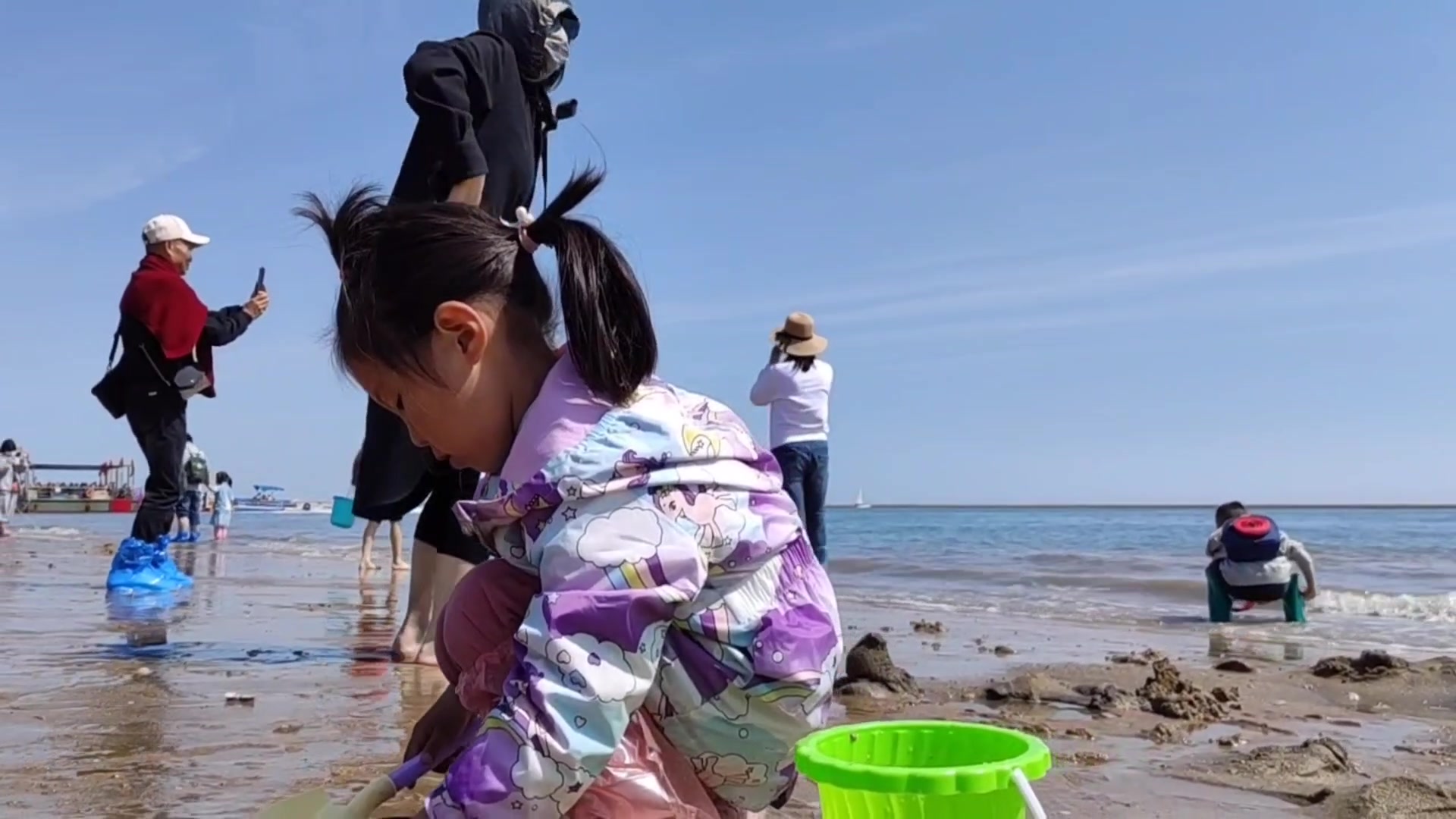 天津滨海新区东疆湾沙滩 赶海捡贝壳哔哩哔哩bilibili