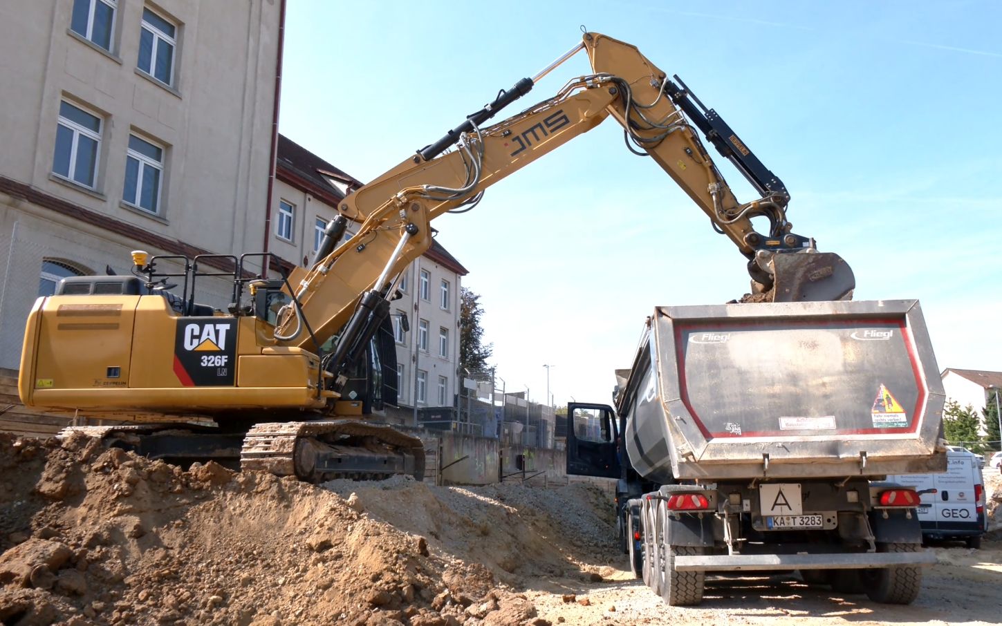 cat 326f挖掘机奔驰卡车