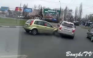 Скачать видео: 老司机开车失败集锦：感觉都是发生在战斗民族这里