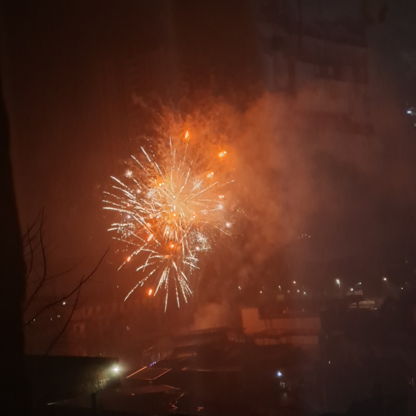 隔着窗户看烟花