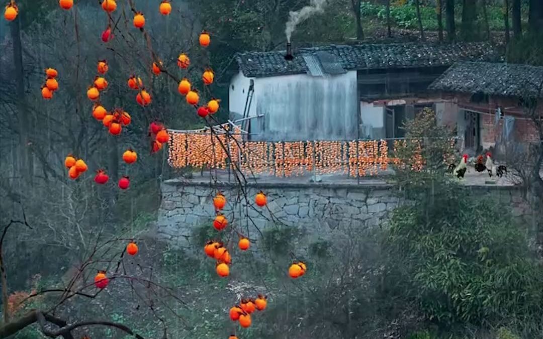 下了一天的雨看到屋顶炊烟袅袅不知道妈妈又做了什么好吃的