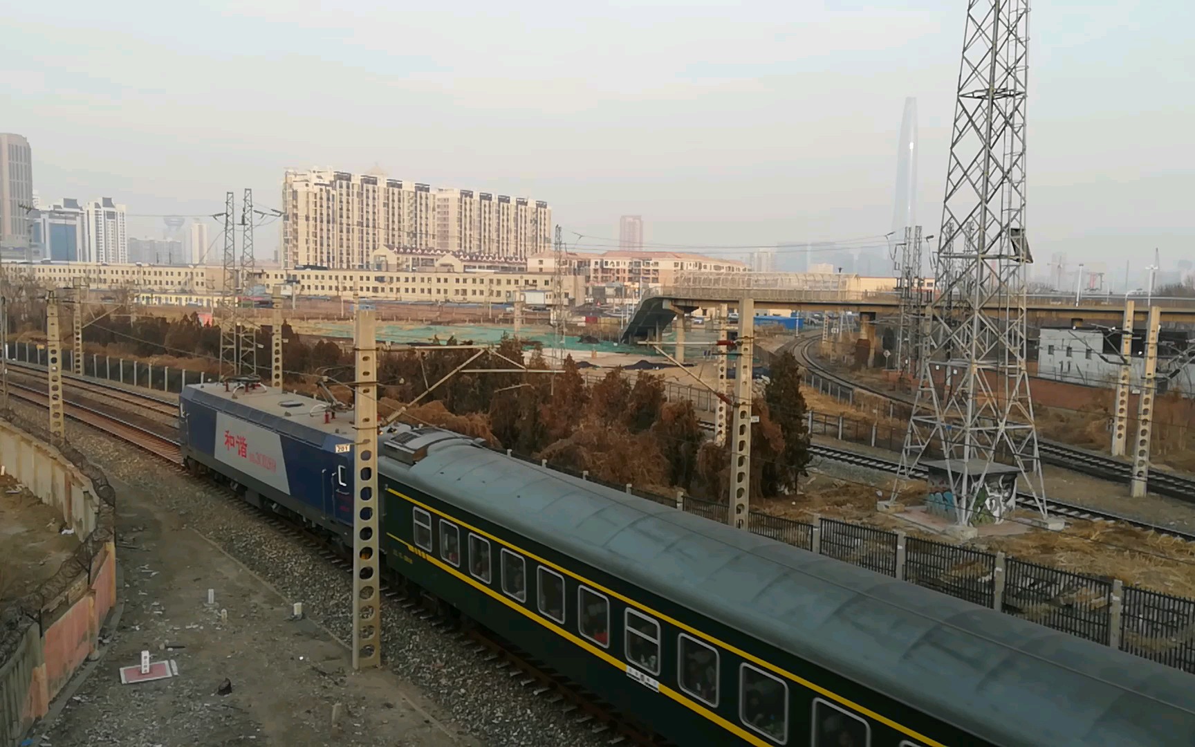 和谐电3c牵引南宁开往长春方向去的k2387次列车通过塘沽津山弯道去往