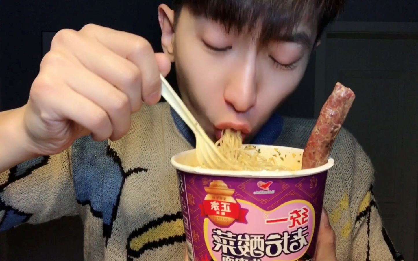 统一老坛酸菜牛肉面又酸又爽满满一桶给小伙吃嗨皮了