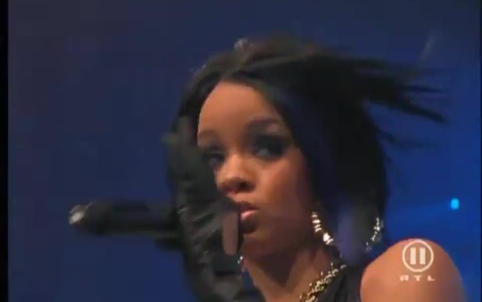 [图]【日日的小雨伞】Rihanna - Umbrella (Live The Dome) 2007