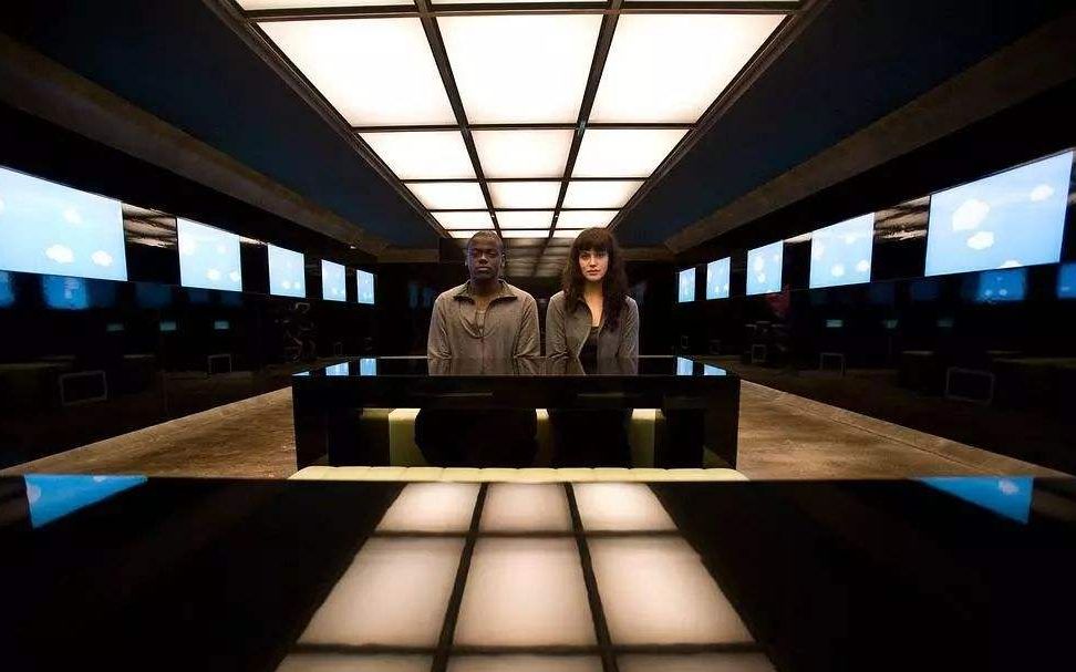黑镜-黑色博物馆:女主车祸,与男主思维共体,不料男主移情别恋,女主竟