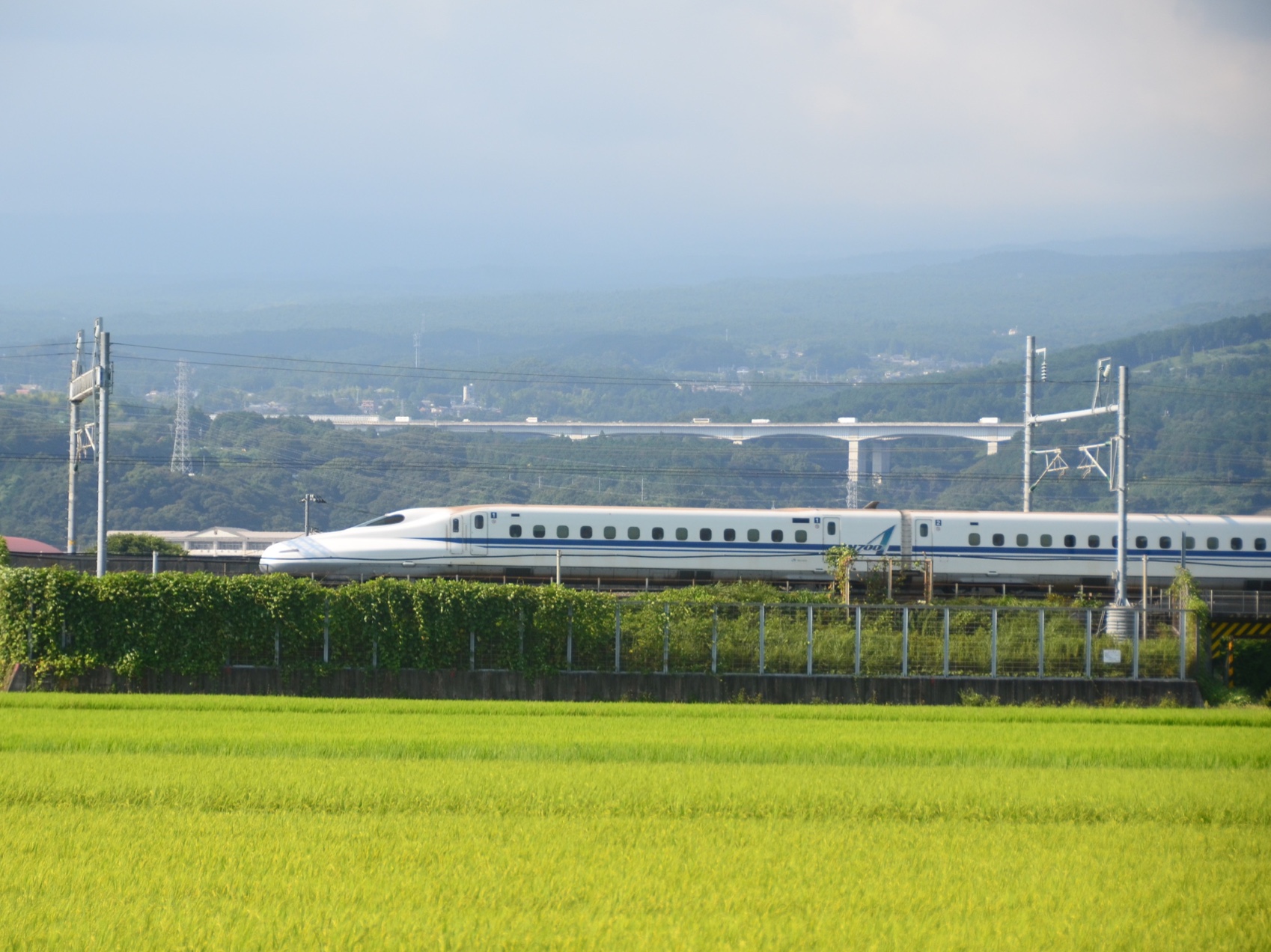 东海道新干线列车通过富士岡附近