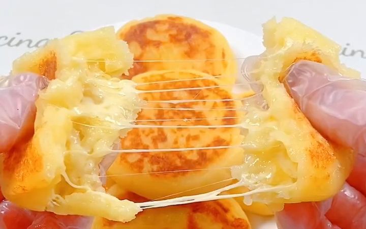 土豆芝士饼 家里有土豆的一定要试试这款土豆饼,奶香浓郁 软糯清香