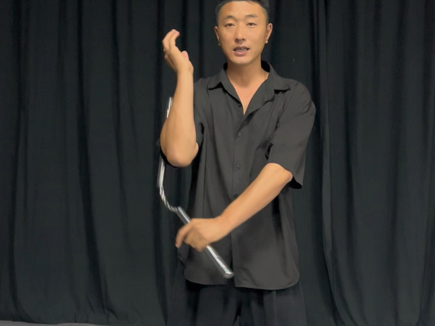 双节棍大部分动作，都是由一个动作组成，它就是流星赶月