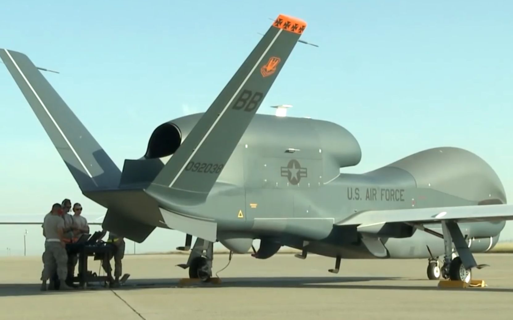 美军无人机大曝光rq4全球鹰mq1捕食者mq8b火力侦察兵三款无人机